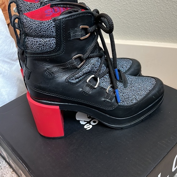 Sorel black lace shatter boot size 7, red heel, waterproof - Picture 4 of 5